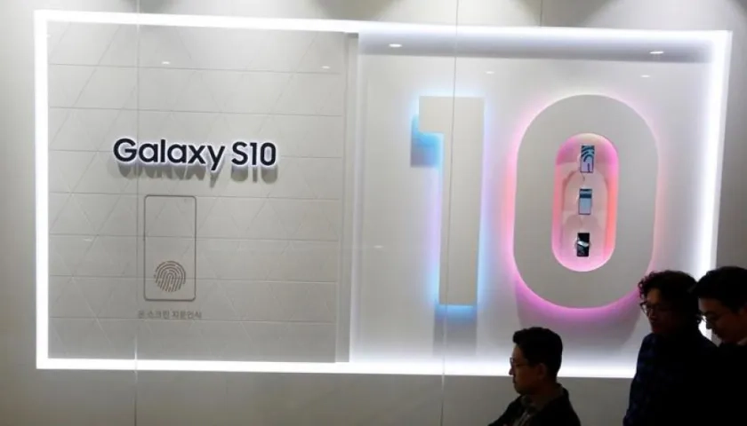 Surcoreanos visitan la galería de Samsung Electronics este viernes en Seúl (Corea del Sur).