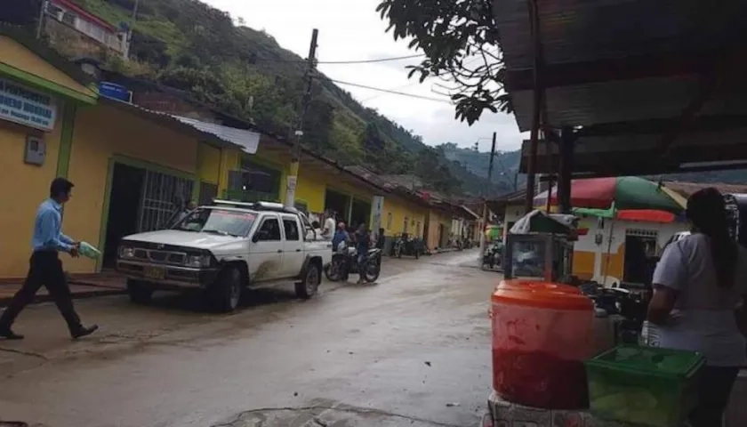 Con ráfagas de fusil desde la montaña, desconocidos atacaron la estación de policía y las oficinas del Banco Agrario.