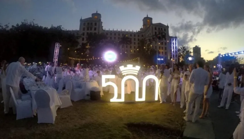 Vista "Le Dîner en Blanc" (la cena de blanco) en La Habana.
