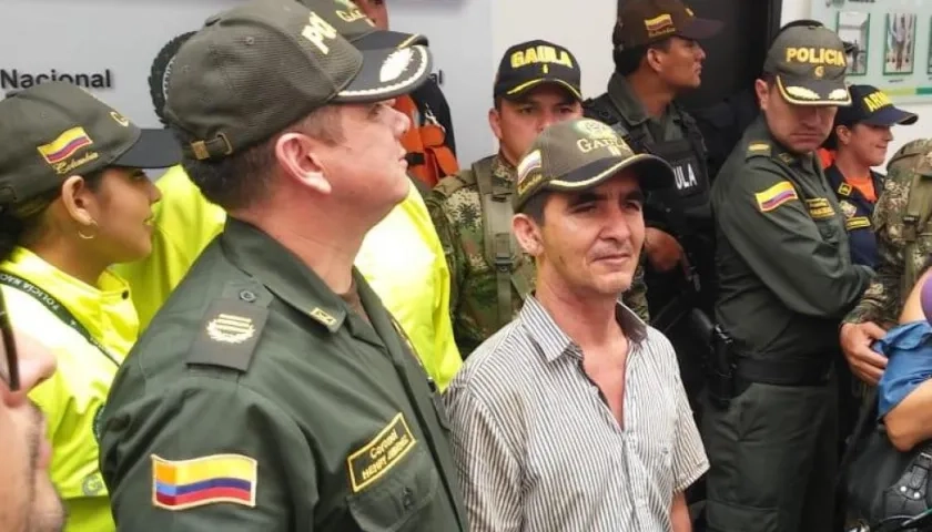 El comandante de la Policía Atlántico, Henry Jiménez, y Leonardo Antonio Sánchez Rivera.