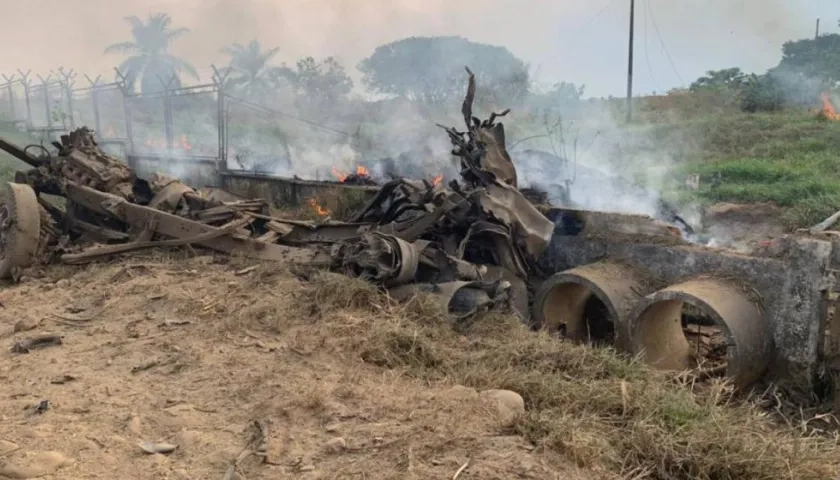 Así quedó la volqueta tras la explosión.