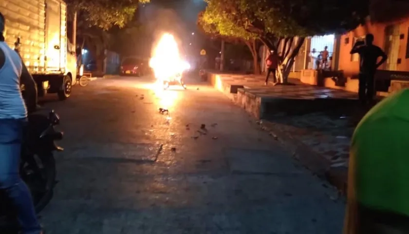 La moto prendida por los indignados vecinos.