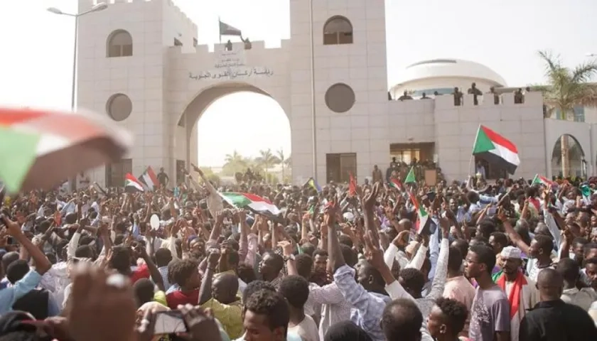 En los dos años de período transitorio el país estará regido por un Consejo Militar Transitorio.