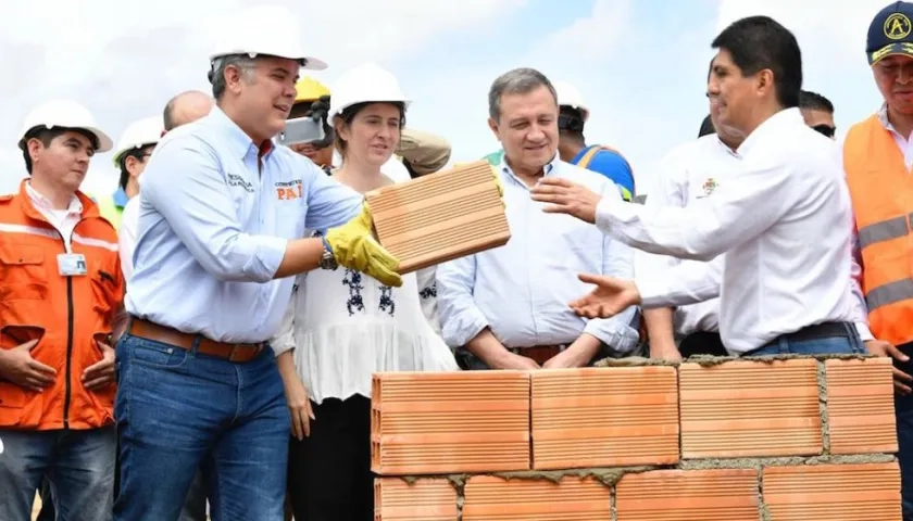 El Presidente Iván Duque durante la colocación de la primera piedra