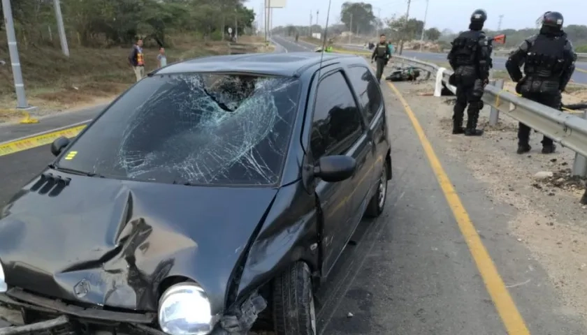 Así quedó el vehículo tras embestir al motociclista, que murió en el acto (en el fondo).