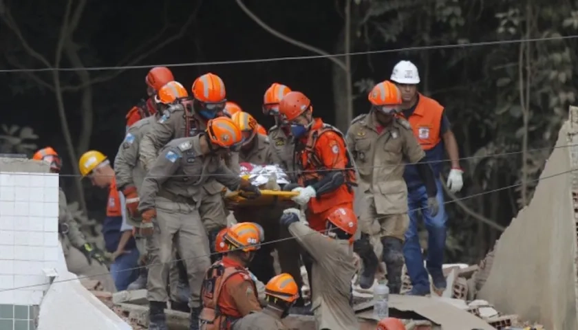 Los bomberos aún trabajan con la posibilidad de encontrar supervivientes.