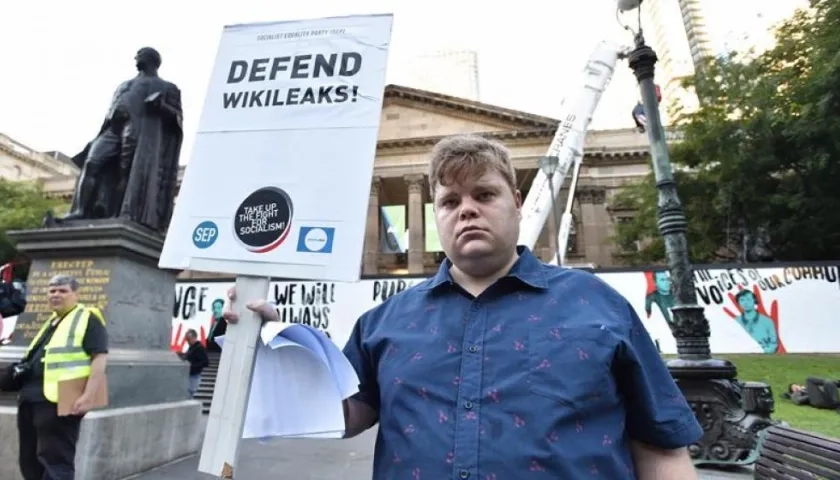 Una hombre muestra su apoyo al fundador de WikiLeaks, Julian Assange.