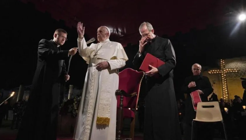 Jorge Bergoglio citó como las cruces del mundo la "de las personas hambrientas de pan y de amor".
