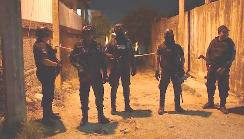 Vista del cordón policial que asegura el sitio donde un grupo armado ingresó a una fiesta para accionar sus armas y quitar la vida a 13 personas.