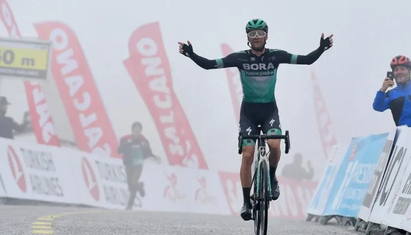 Felix Grossschartner entra solo en la meta. 