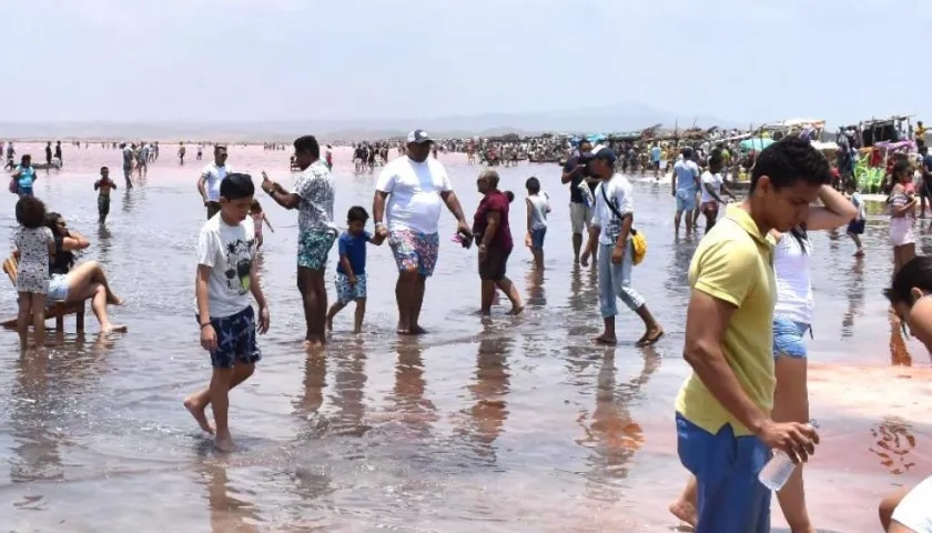 La gente caminando en las piscinas de sal.