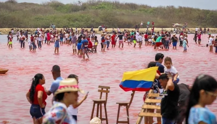 Asistencia masiva de visitantes al 'Mar Rosado' durante la Semana Santa.