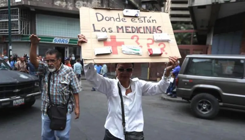 Un grupo de trabajadores de la salud y pacientes protesta este lunes frente a la sede de la Cruz Roja Venezolana para exigir la distribución de las medicinas que llegaron al país el pasado 16 de abril.