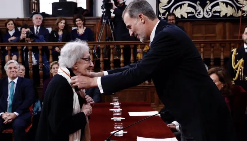 La poeta Ida Vitale y el Rey Felipe.