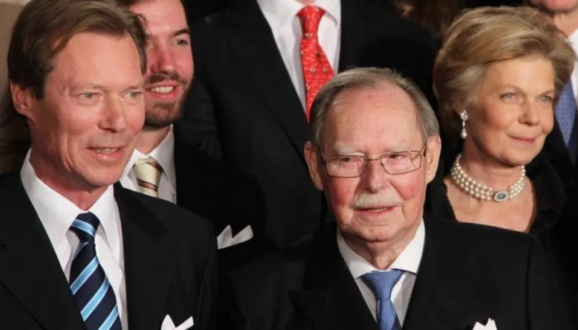 El gran duque Juan de Luxemburgo (dcha), acompañado por el gran duque Enrique de Luxemburgo (izq). 