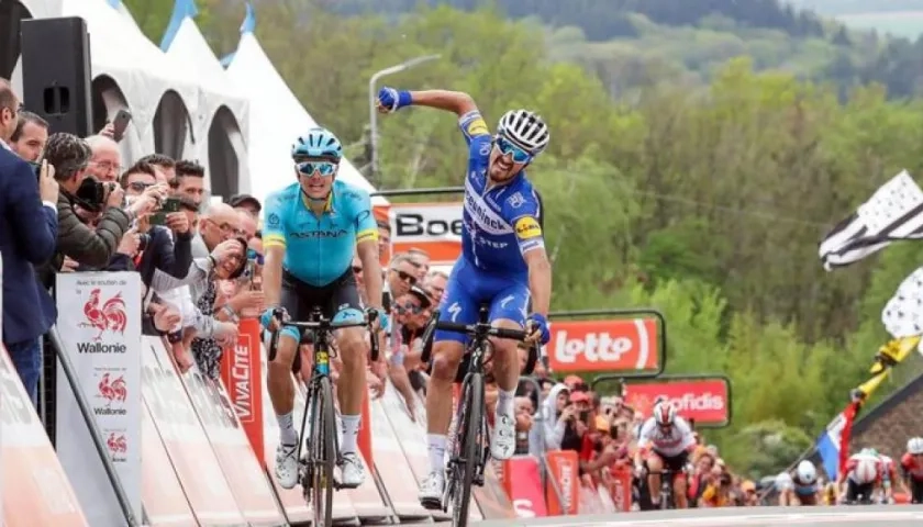 Julian Alaphillipe se impone en la meta. 