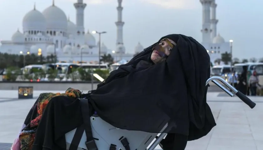 Munira Abdulla sufrió un accidente en 1991 que la dejó en coma. Su hijo nunca perdió la esperanza de verla mejor.