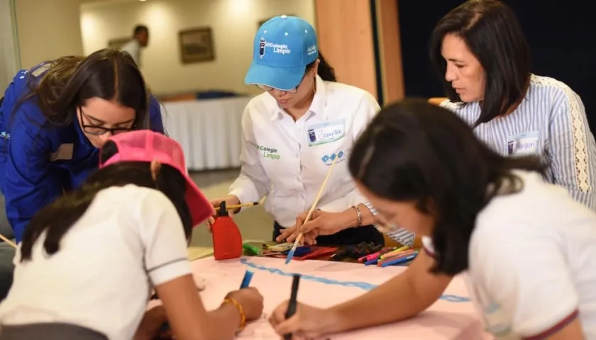 Docentes, estudiantes y funcionarios de Triple A durante el taller de creatividad, innovación y conciencia ambiental. 