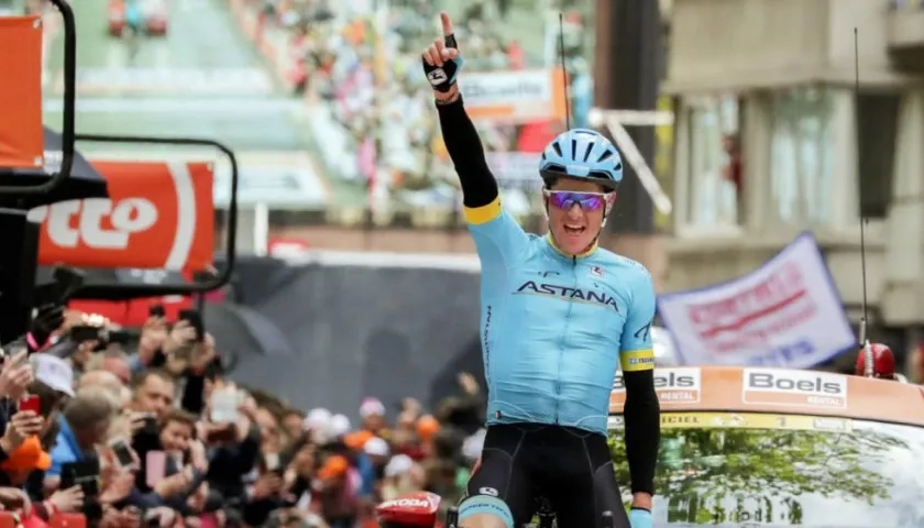 Jakob Fuglsang celebra en la meta de la  Lieja-Bastoña-Lieja.