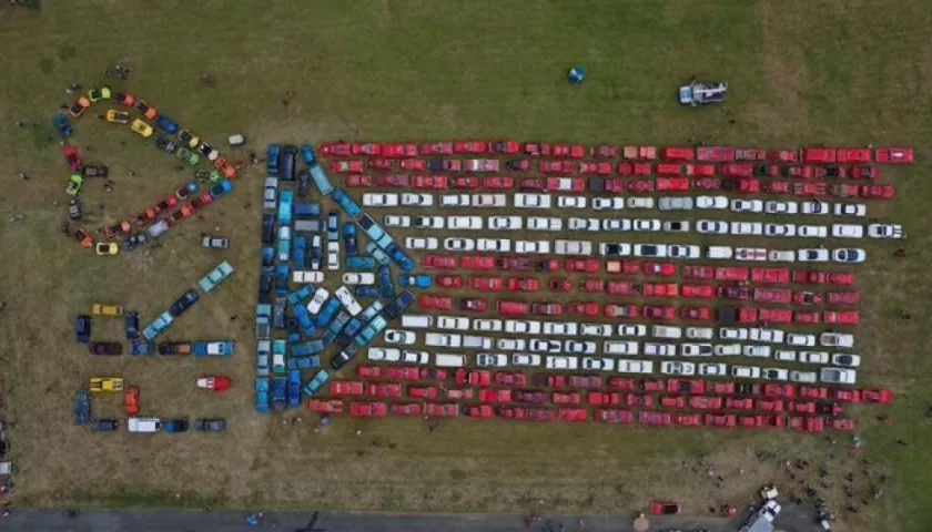Así luce desde el aire la bandera hecha con carros.
