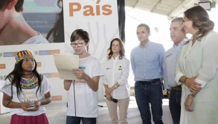  Las entidades públicas y privadas estarán obligados a consultar el registro, que será administrado por la Policía.