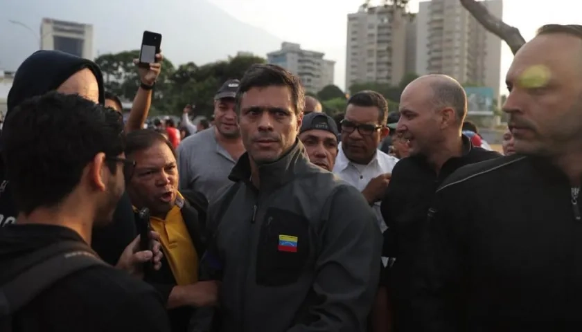 Leopoldo López ingresando a la Embajada de Chile.