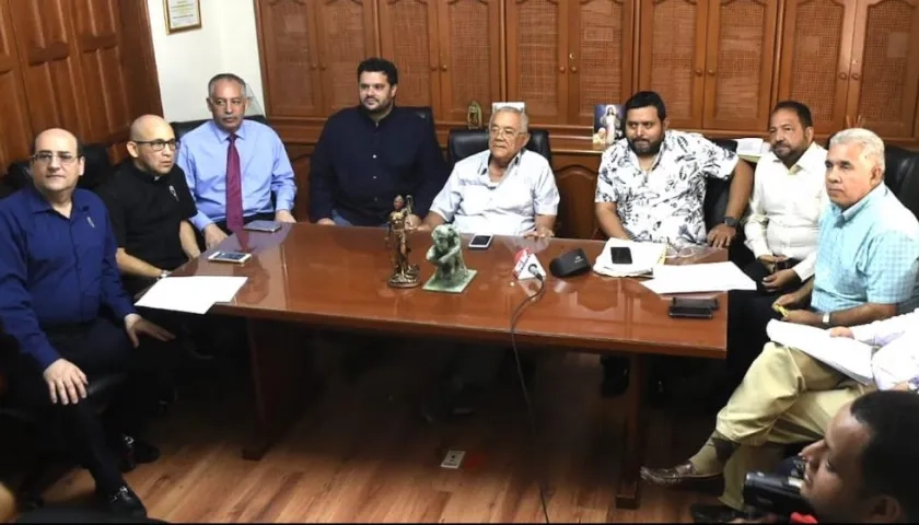 Directivos de Unimetro y apoderados judiciales.