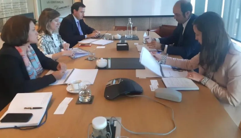 La Superintendente Natasha Avendaño, en reunión de mercadeo en Santiago de Chile.