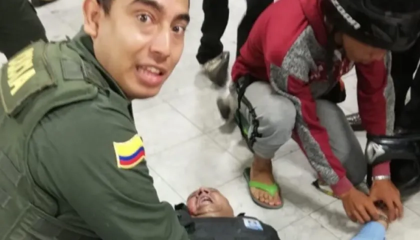 Foto viral de Policía socorriendo a un herido.