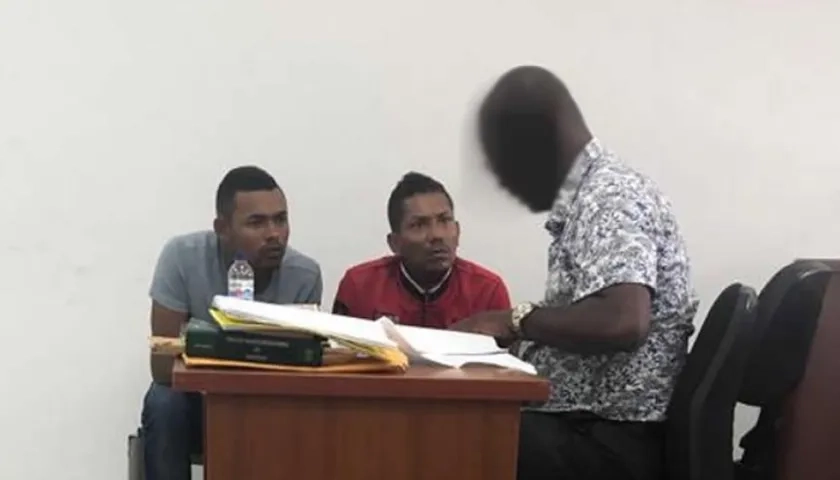 Los dos cobradiarios en la sala de audiencia.