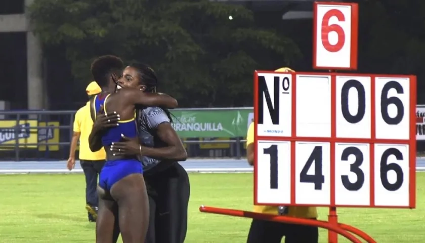 El abrazo de las ganadoras, Caterine Ibargüen y Yosiris Urrutia.