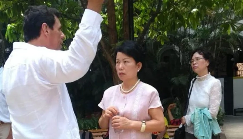La esposa del diplomático de Corea del Sur visiblemente molesta con lo ocurrido.