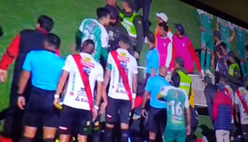 El árbitro Víctor Hugo Hurtado es atendido en la gramilla después de desmayarse.