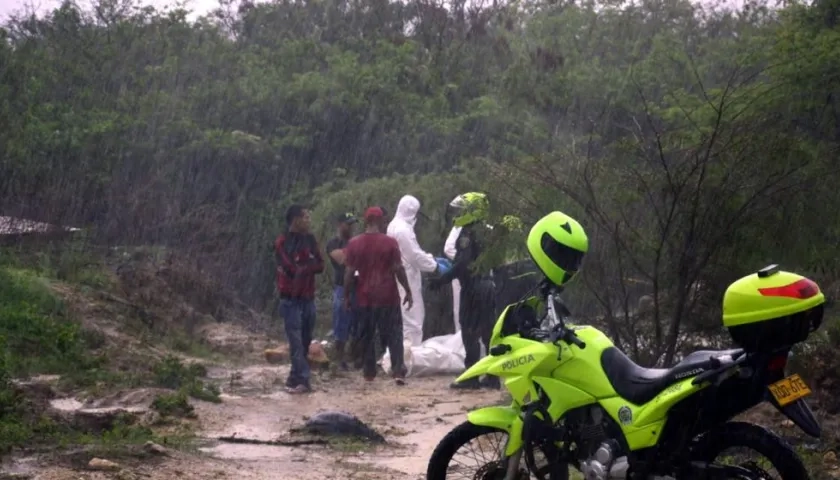 Las autoridades durante el levantamiento del cuerpo de la pequeña María José.