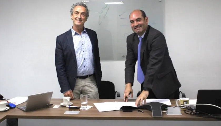 El Director de Cormagdalena y el representante holandés durante la firma del convenio.