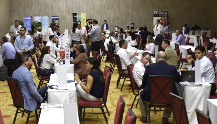 El encuentro cuenta con una nutrida presencia de empresarios.