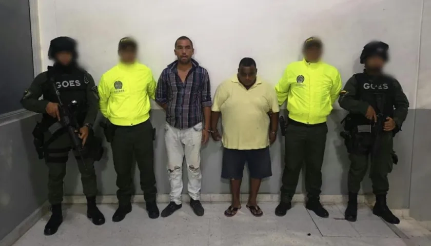 Los dos hombres capturados con miembros de las instituciones que participaron en el operativo.