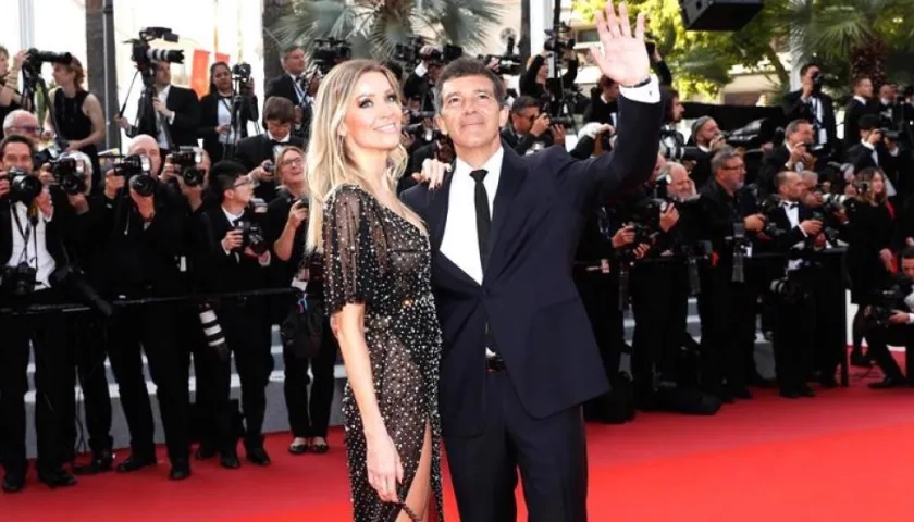 Antonio Banderas, junto con Nicol Kimpel, saludando al público.