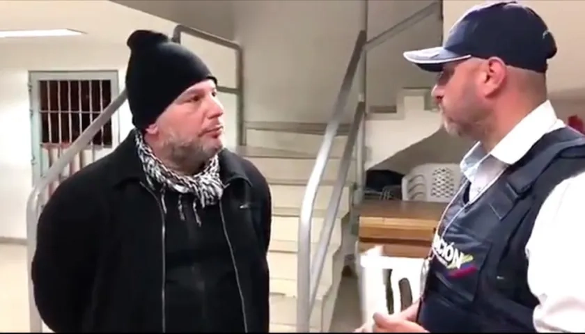 Raúl Gutiérrez cuando era deportado por Migración Colombia.