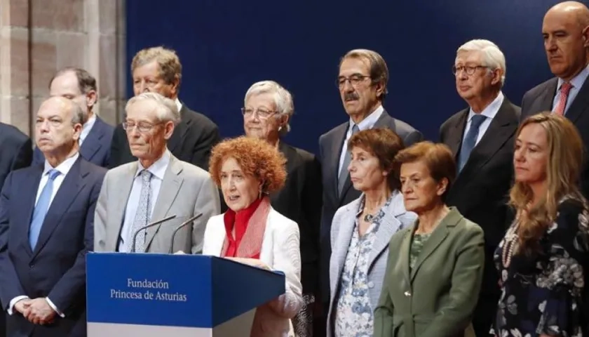 La directora de la Real Academia de la Historia, Carmen Iglesias (3i), presidenta del jurado, en el momento de leer el fallo del jurado del Premio Princesa de Asturias de Ciencias Sociales.