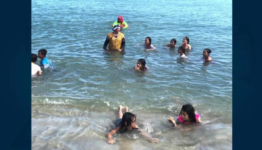 Los niños disfrutando del mar en Santa Marta.