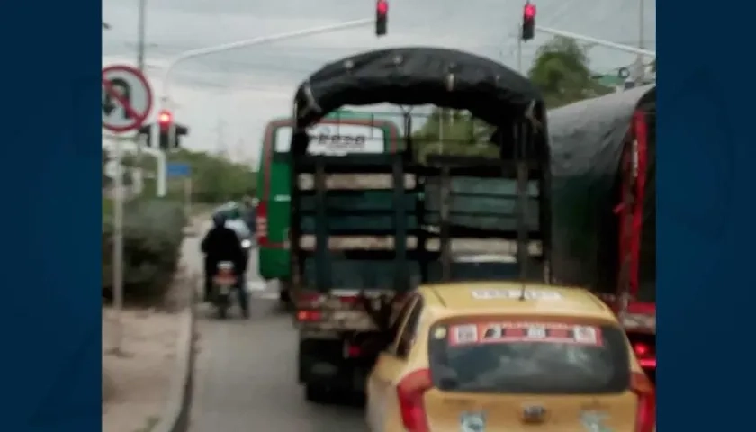 Toda clase de vehículos invadiendo el carril de Transmetro.