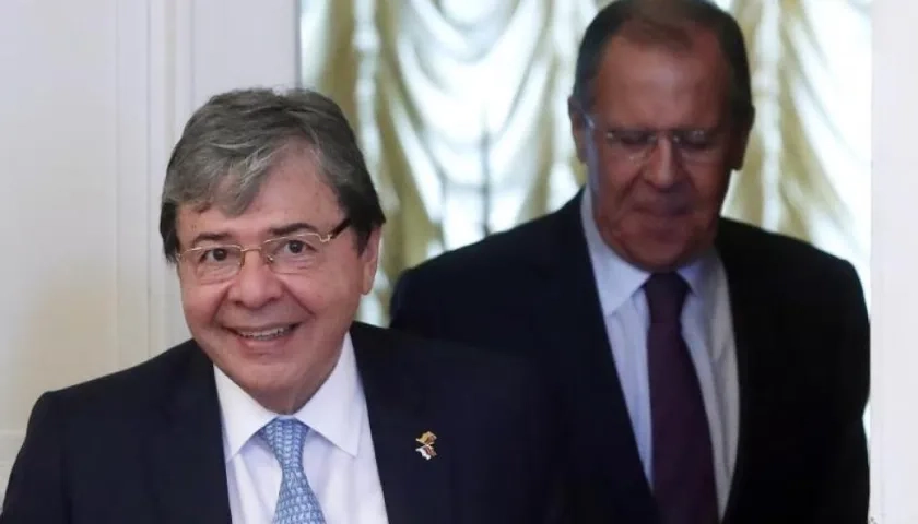 El ministro ruso de Exteriores, Sergei Lavrov (d), y su homólogo colombiano, Carlos Holmes Trujillo (i), se reúnen en Moscú (Rusia), este lunes. EFE