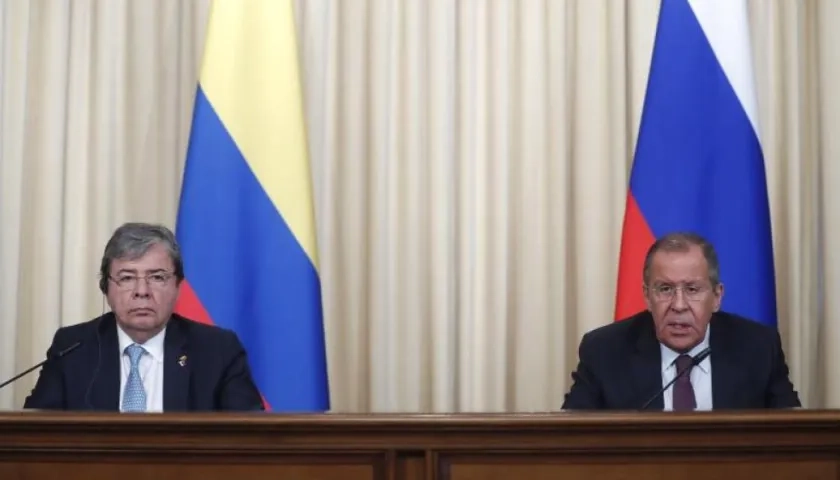 El ministro colombiano de Exteriores, Carlos Holmes Trujillo (i), ofrece una rueda de prensa con su homólogo ruso, Sergei Lavrov (d), en Moscú (Rusia), este lunes.