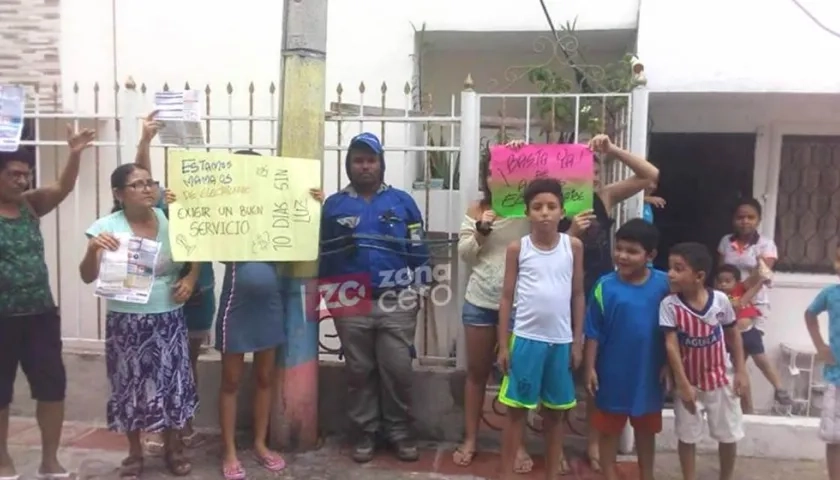 El técnico amarrado en un poste.