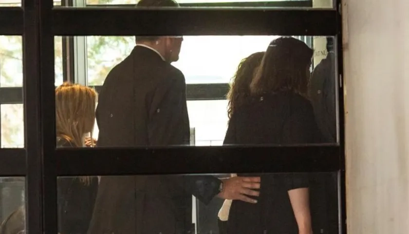 La cantante Shakira (al fondo, tapada) ha eludido este jueves a la prensa que la esperaba a las puertas del juzgado de Esplugues.