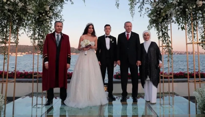 Amine Gülse, el futbolista Mesut Özil y el Presidente Recep Tayyip Erdogan.