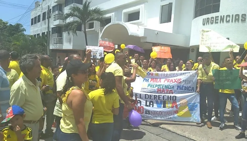 El 'plantón' frente a la Clínica La Asunción.