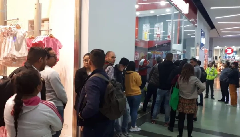 Filas de hinchas de Junior y Pasto intentando comprar una boleta. 