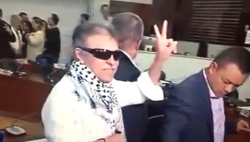 'Jesús Santrich' también salió del recinto haciendo la 'V'.